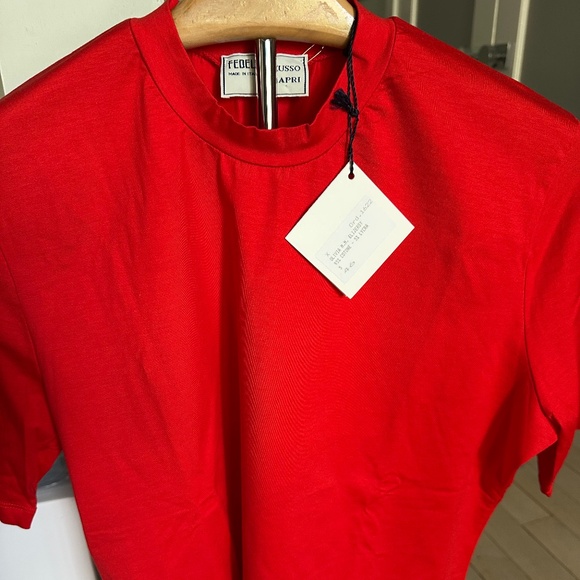 A SIMPLE BRIGHT RED TEE SHIRT - Picture 1 of 3